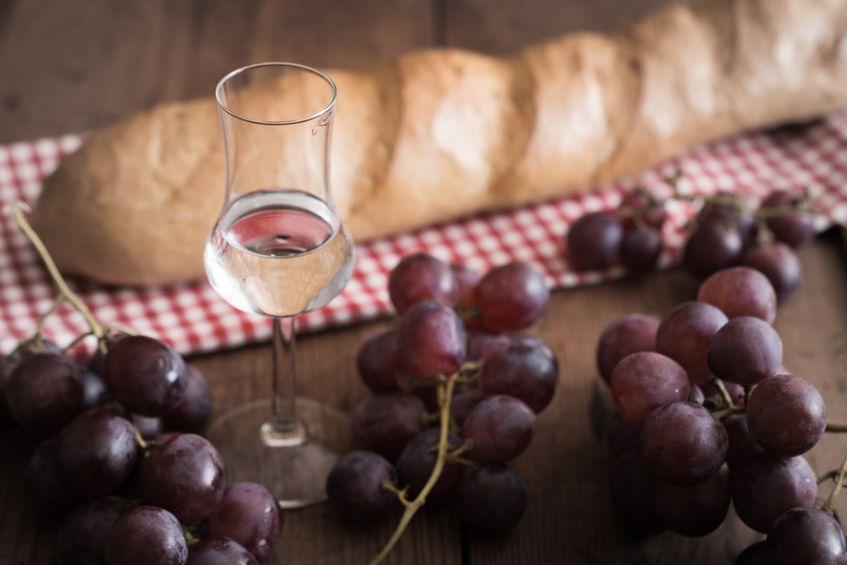italien Grappa with Grape and Bread - copyright: ClipDealer - gutzemberg